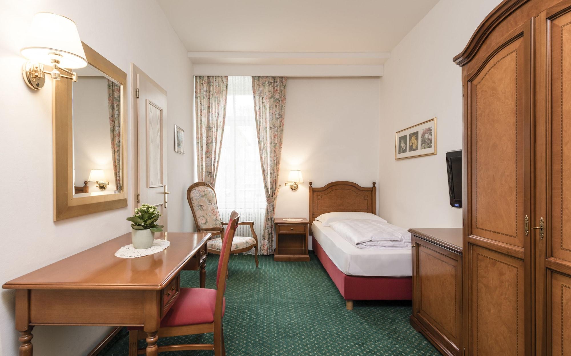 Hotel Gruener Baum เบรสซาโนเน ภายนอก รูปภาพ