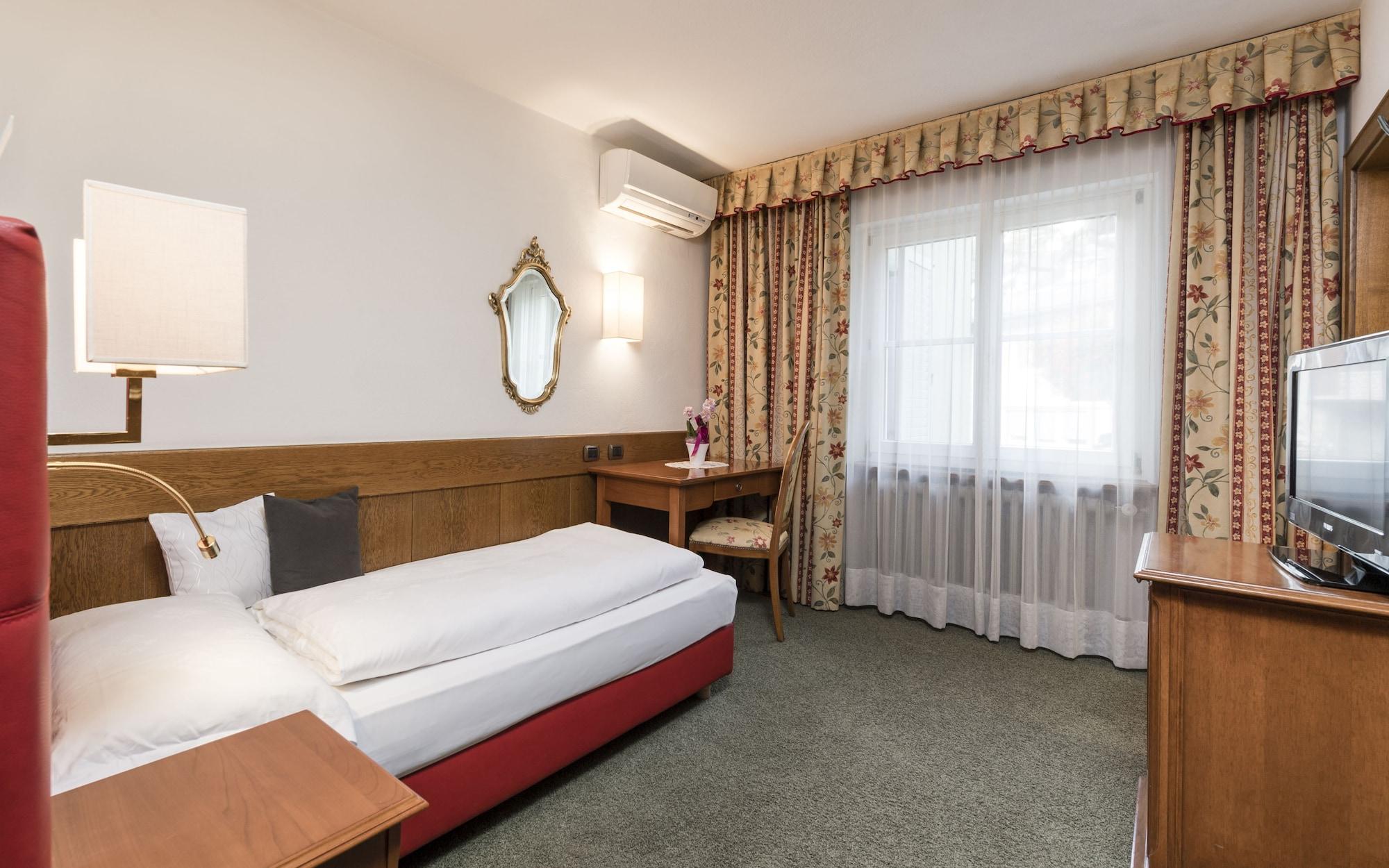 Hotel Gruener Baum เบรสซาโนเน ภายนอก รูปภาพ