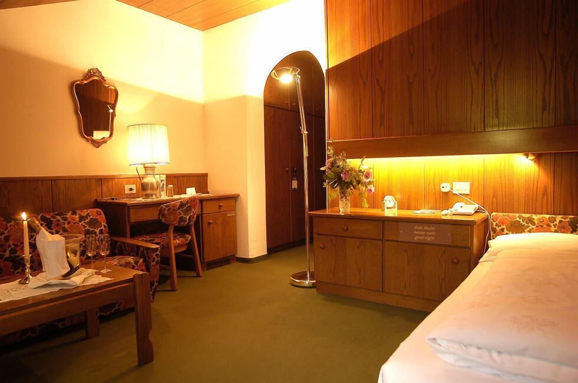 Hotel Gruener Baum เบรสซาโนเน ภายนอก รูปภาพ