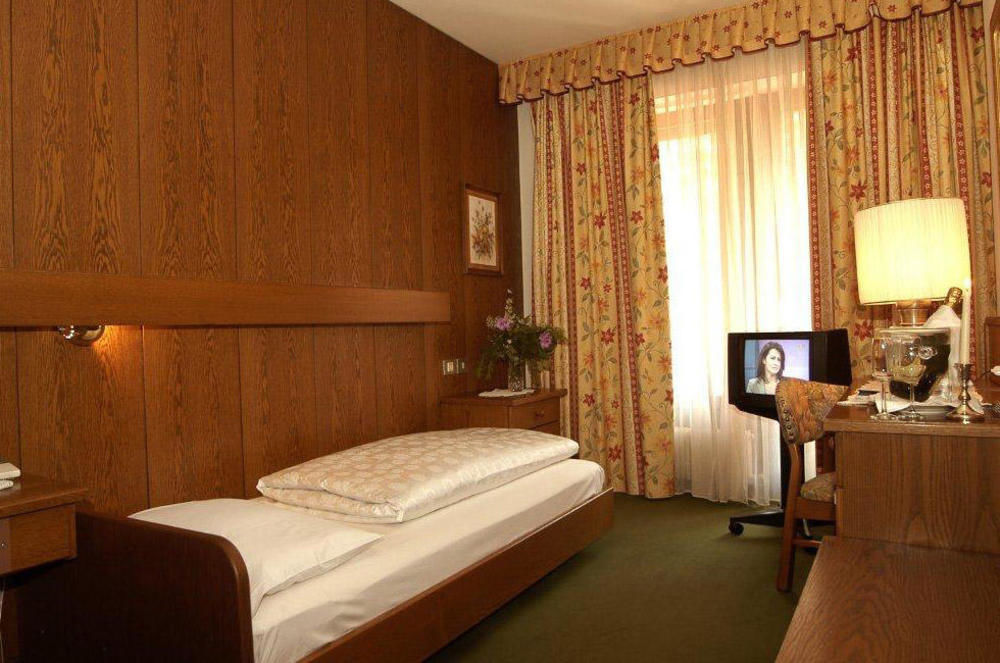 Hotel Gruener Baum เบรสซาโนเน ภายนอก รูปภาพ